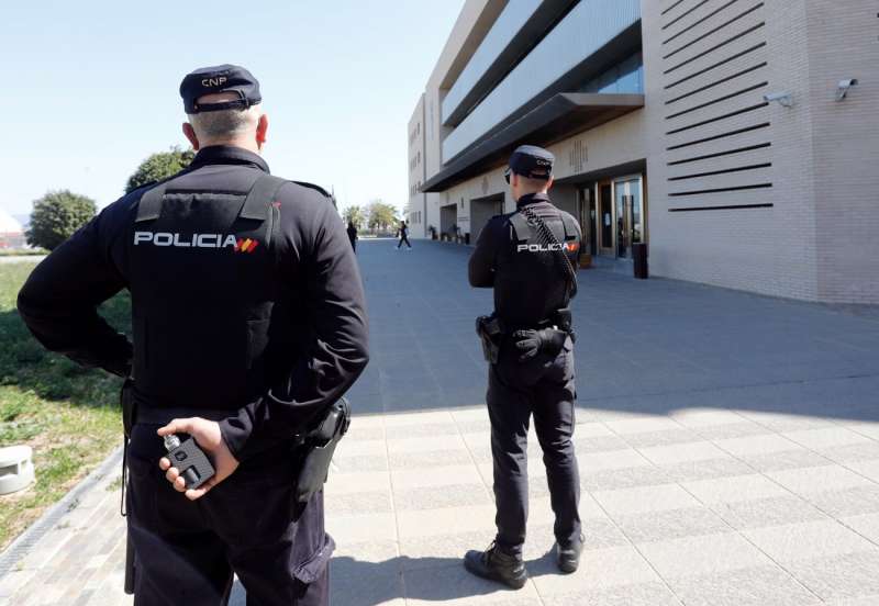 En la imagen, la Policía Nacional vigila las puertas de la Audiencia de Castellón. /EFE