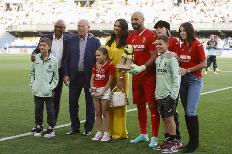 Pepe Reina (3d) en un homenaje que en su da le hizo el Villarreal por sus 1.000 partidos como jugador profesional. EFEDomenech CastellARCHIVO
