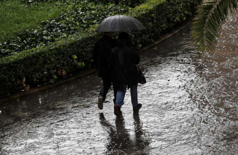 Dos personas se protegen bajo un paraguas de la lluvia. /EFE
