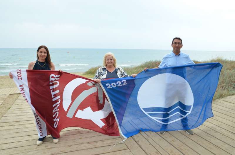 Fotos sobre el izado de banderas azules en las playas de Oropesa del Mar y en su puerto deportivo, único en toda la provincia de Castellón con este distintivo. /EPDA