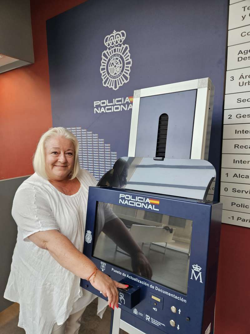 La alcaldesa de Oropesa, Araceli De Moya, junto al nuevo PAD. EPDA