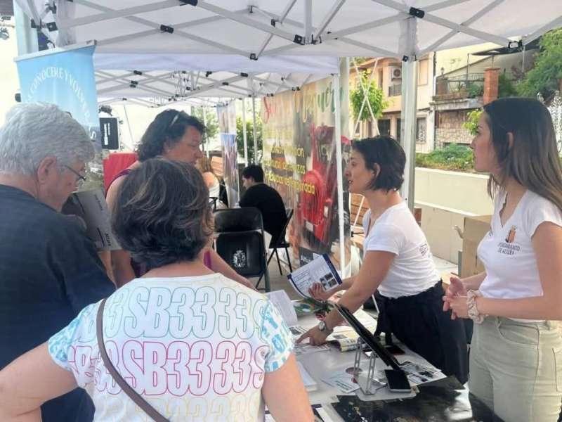 Visitantes en el stand de Altura en la Fira de la Calderona. EPDA