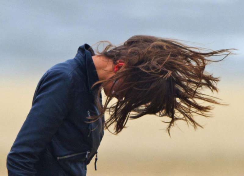 Una chica lucha contra el viento. EFE/Robin Utrecht/Archivo
