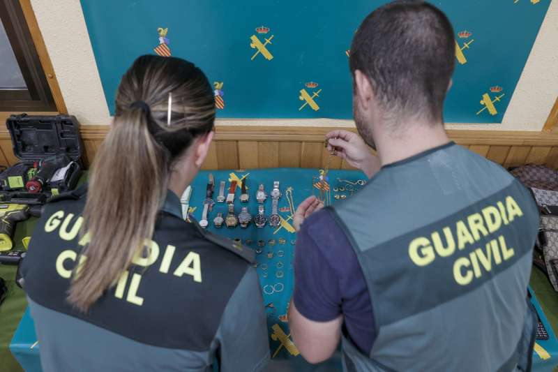 Dos agentes de la Guardia Civil en una imagen de archivo. EFEManuel Bruque
