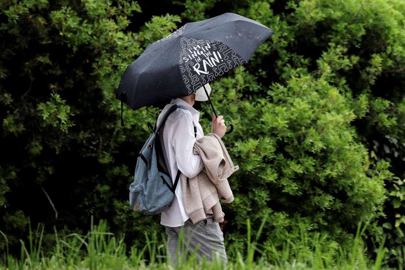 Una persona se protege de la lluvia con un paraguas. EFE/Ana Escobar/Archivo
