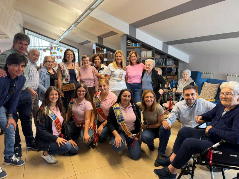 Autoridades, reina y corte de honor de Almassora en su visita a la residencia Mara Rosa Molas.  EPDA 