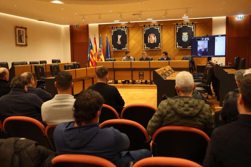 Reuni�n entre el Ayuntamiento de Burriana, cazadores y la Federaci�n Provincial.  EPDA