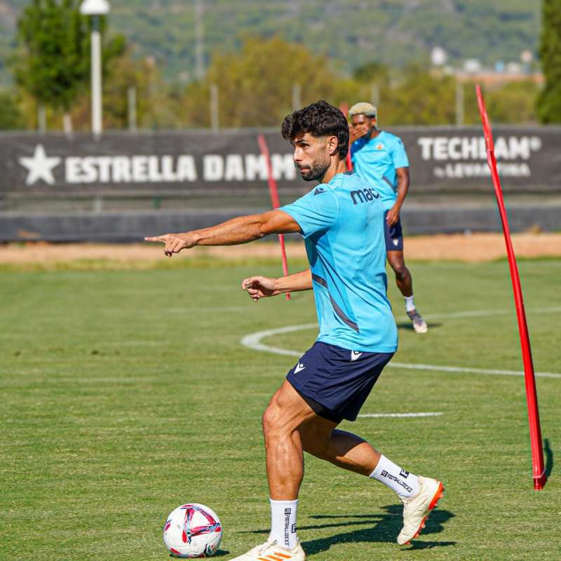 Pie de foto: scar Gil, en una sesin de entrenamiento en Oropesa. Foto: CD Castelln.