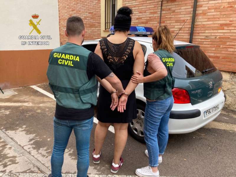 Imagen facilitada por la Guardia Civil de la detención de una de las tres sospechosas de cometer hasta 26 delitos en tres localidades castellonenses. EFE
