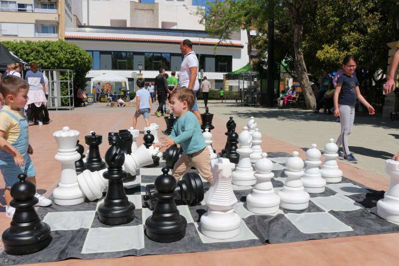 Nios jugando al ajedrez en un parque de Segorbe