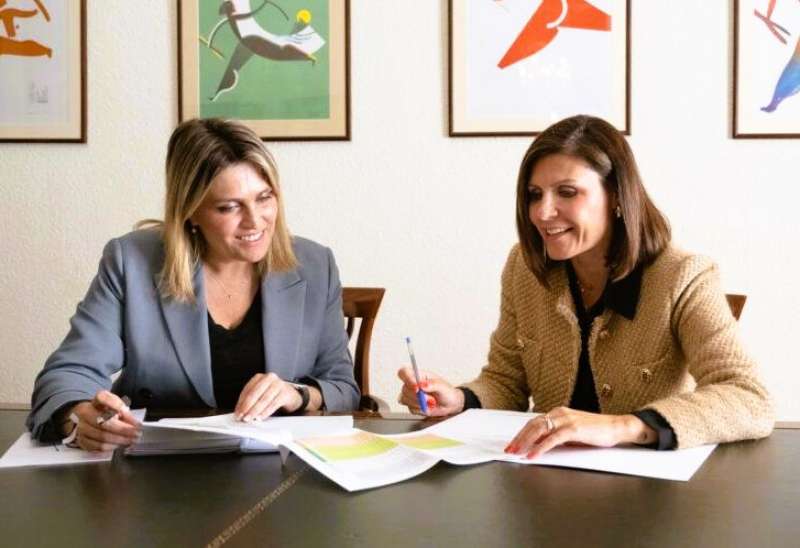 Marta Barrachina, presidenta de la Diputacin de Castelln, y Mara ngeles Pallars, alcaldesa de Canet lo Roig.  EPDA