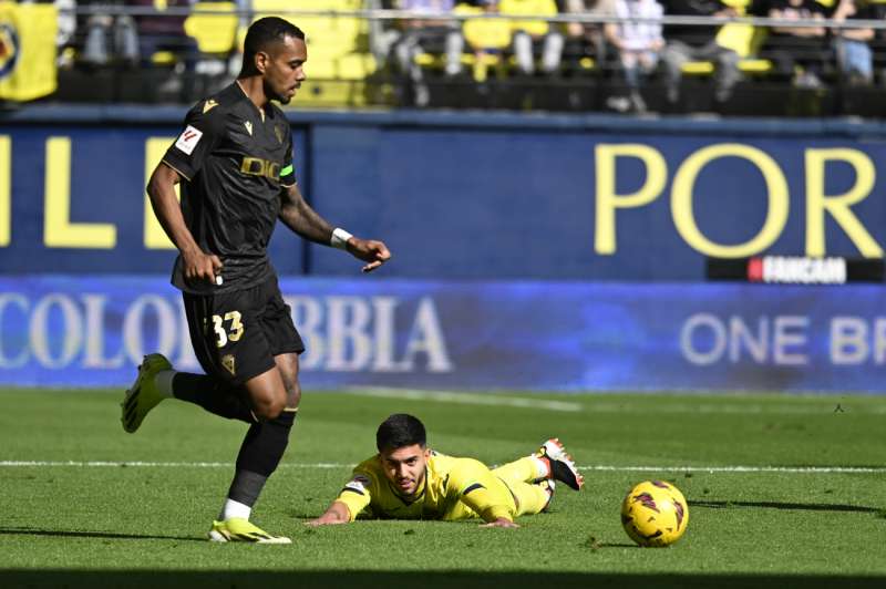 El defensa del Cádiz Lucas Pires (i) y el centrocampista del Villarreal Ilias Akhomach (d) durante el partido en el estadio de La Cerámica, en Villarreal. EFE/Andreu Esteban
