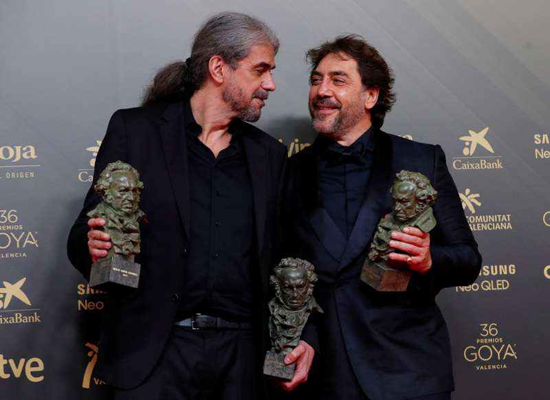 El director Fernando LeÃ³n de Aranoa y el actor Javier Bardem posan con los Goya conseguidos en la gala de la 36 ediciÃ³n de los Premios Goya que se ha celebrado hoy sÃ¡bado en el Palau de les Arts de Valencia /EPDA