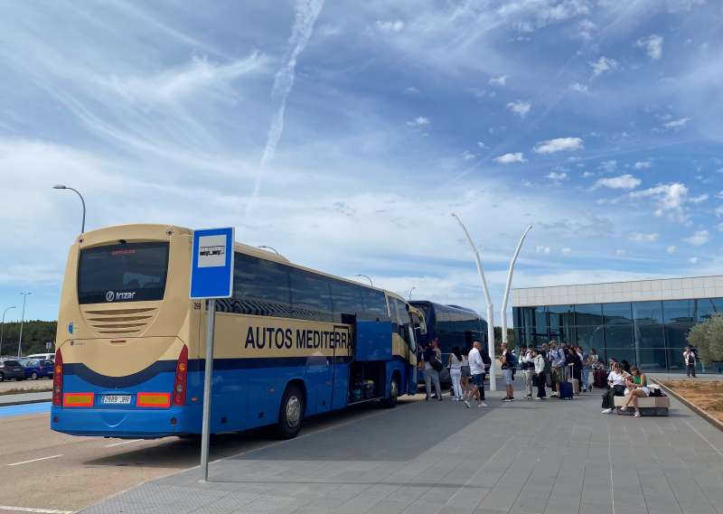 Un autobs recoge a los pasajeros en el aeropuerto de Castelln. EPDA