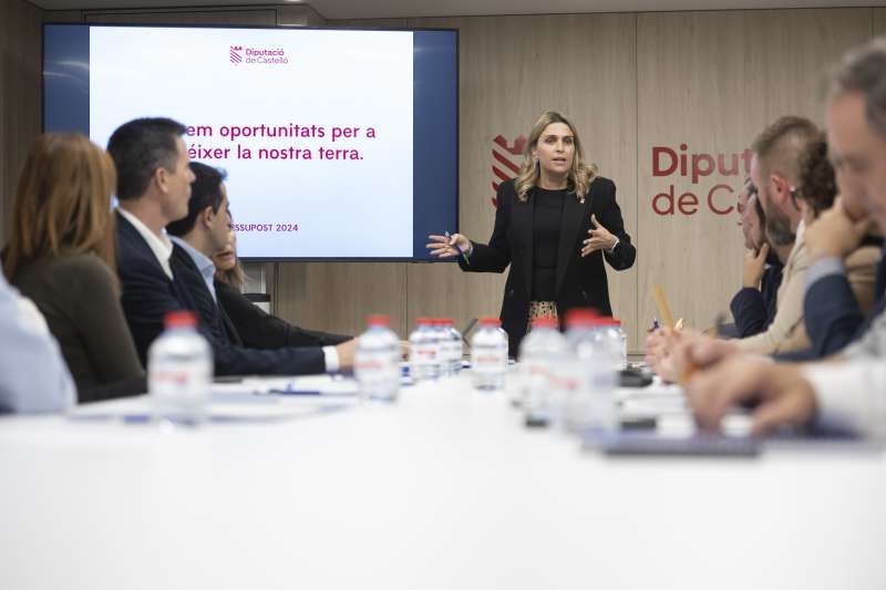 Reunión de la presienta, Marta Barrachina, con los diputados. /EPDA