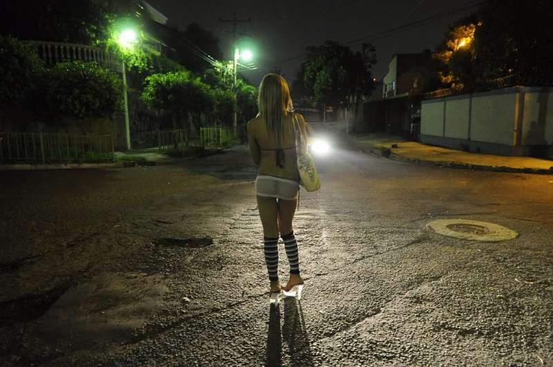 Una mujer ejerce la prostituciÃ³n en una calle. EFE/Archivo
