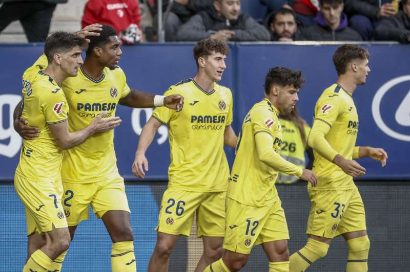 Los jugadores del Villarreal celebran el 2-2 marcado por Gerard Moreno (i) ante el Osasuna, durante el partido de la jornada 14 en el estadio de El Sadar. EFEArchivo
