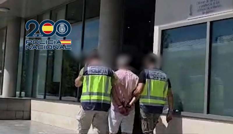 Los agentes conducen al juzgado al fugitivo. EFEGC