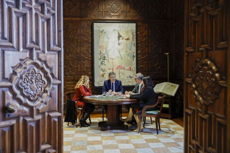 VALENCIA, 25/01/2023.- El president de la Generalitat, Ximo Puig, mantiene una reuniÃ³n de trabajo sobre energÃ­as renovables con el conseller de EconomÃ­a, Rafa Climent (d) , la consellera de TransiciÃ³n EcolÃ³gica, Isaura Navarro (i) , y la consellera de Obras PÃºblicas, Rebeca TorrÃ³ (d) .EFE/ Biel AliÃ±o

