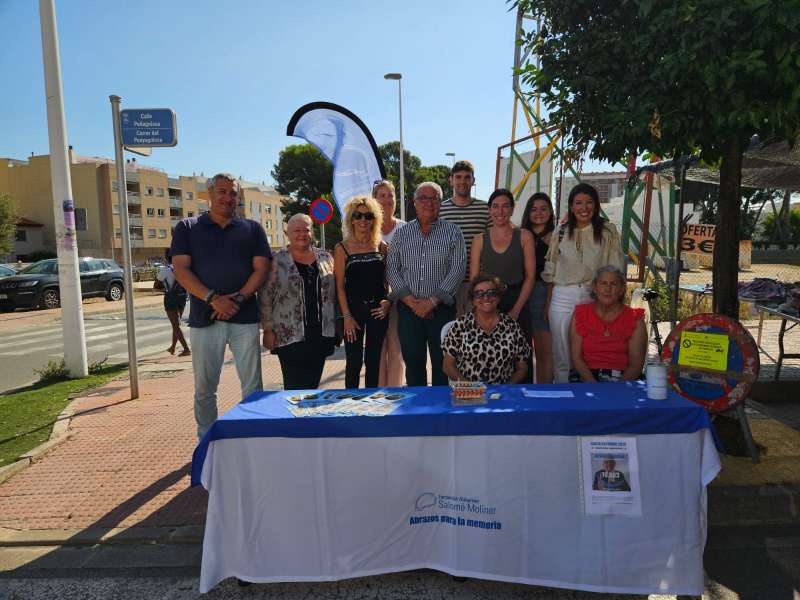 Mesa informativa de la campaa del Da Mundial del Alzheimer en Oropesa del Mar.  EPDA 