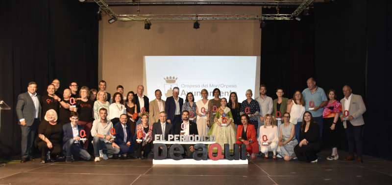 Foto de famlia dels III Premis Provncia de Castell de El Peridico de Aqu celebrats a lEspai Cultural dOrpesa.  PLCIDO GONZLEZ