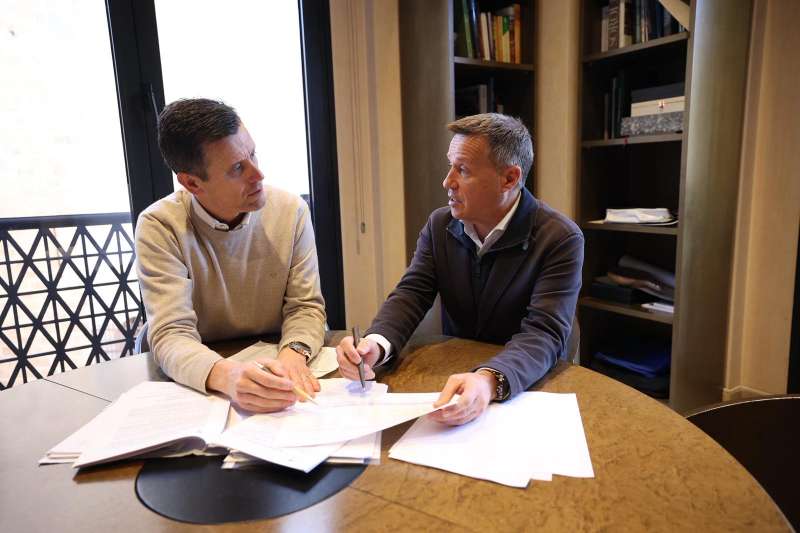 El concejal de Hacienda, Alejandro Clausell (izq.), junto al alcalde de Burriana, Jorge Monferrer.  EPDA