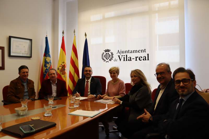 Momento de la firma para la adquisición de la casa museo del pintor y escultor Vicente Llorens Poy. /EPDA
