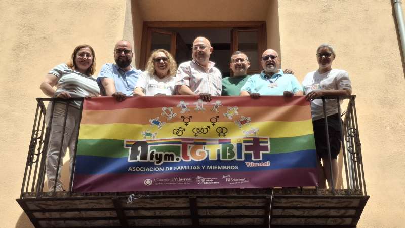 La bandera LTBIQ+ ja penja del balc de la Casa dels Mundina. EPDA