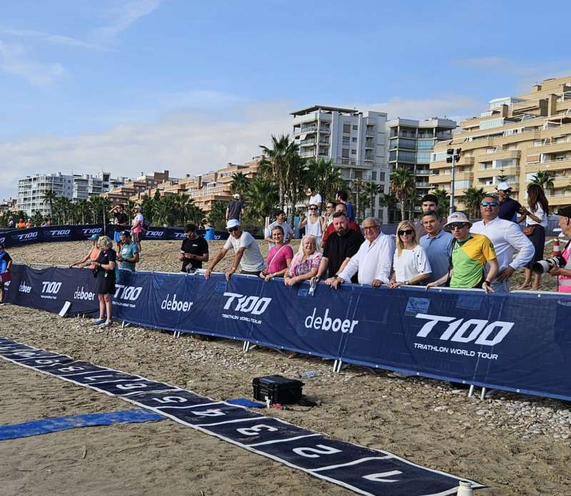 Pblico en la playa de Les Amplries durante la prueba T100 Triathlon World Tour de Oropesa del Mar.EPDA