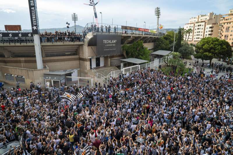 Miles de aficionados del Castelln celebran junto a Castelia el ltimo ascenso. EFE Andreu EstebanARCHIVO