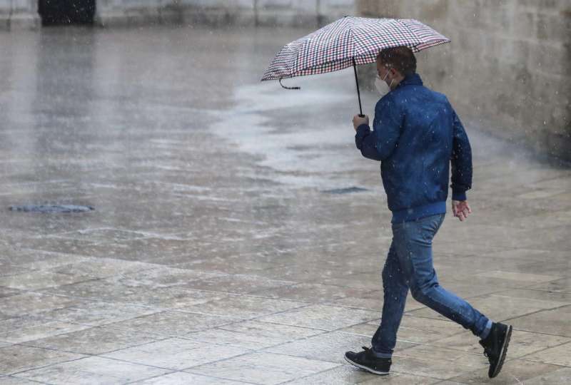 Una persona se protege de la lluvia con paraguas en el centro de Valencia. EFE/Archivo Ana Escobar