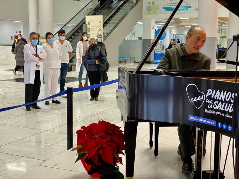 El Hospital de Manises, primer centro público valenciano con un piano de cola que humaniza la experiencia sanitaria.