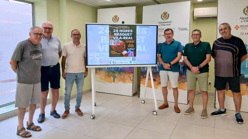 El regidor desports Xus Madrigal junt a membres de la penya La Merla i organitzaci de les 24 Hores de Bsquet.EPDA