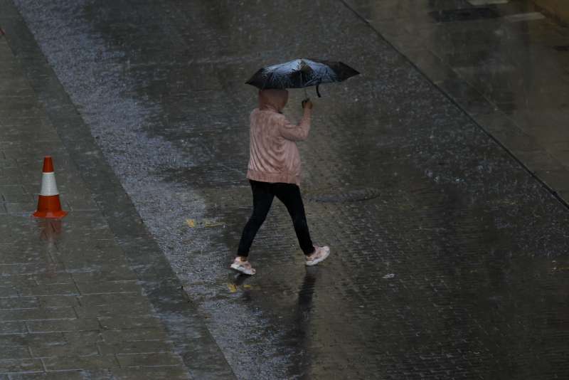 Una persona se protege de la lluvia con un paraguas. EFEBiel Alio
