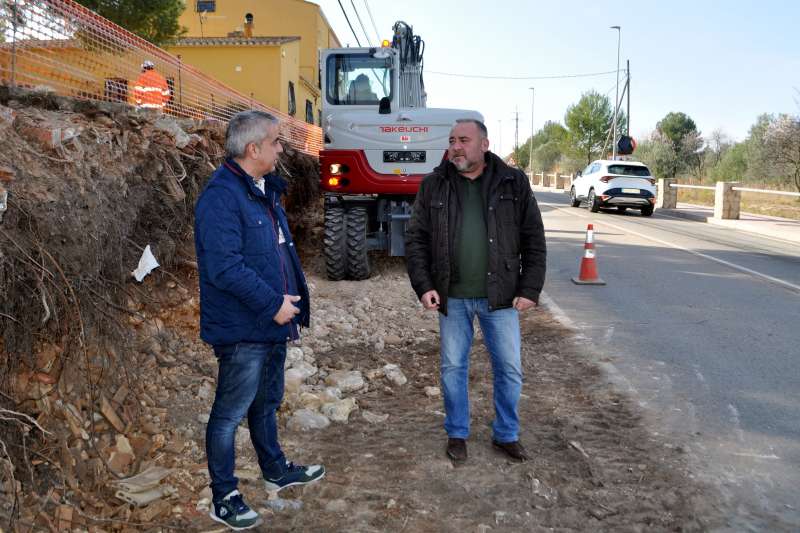 El alcalde de Moró, Vicente Pallarés, visita las obras junto al concejal Eduardo Barberá/EPDA