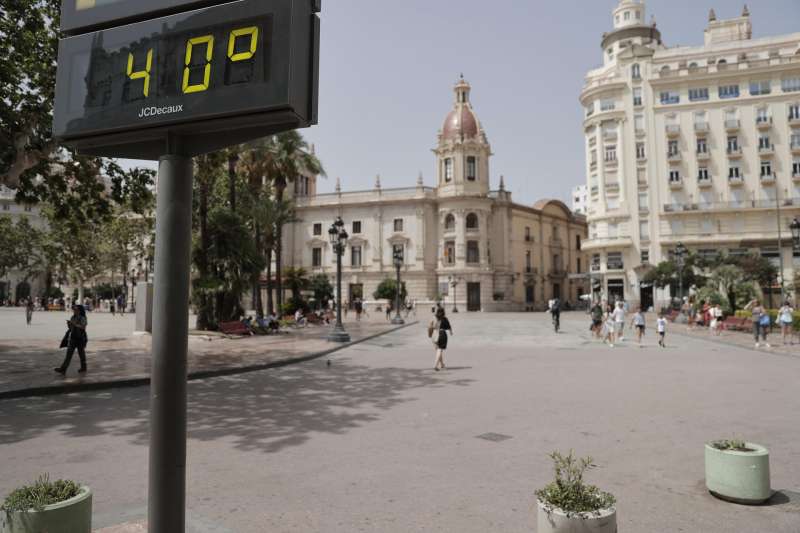 Un termómetro urbano, situado en la plaza del Ayuntamiento de Valencia, marca 40º. EFE/Manuel Bruque/Archivo