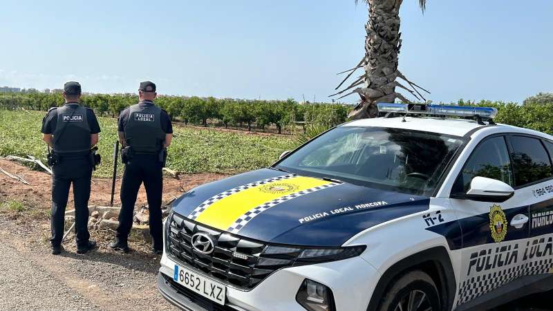 Agentes de la Polica Local de Moncofa en un huerto de la loclaidad. EPDA