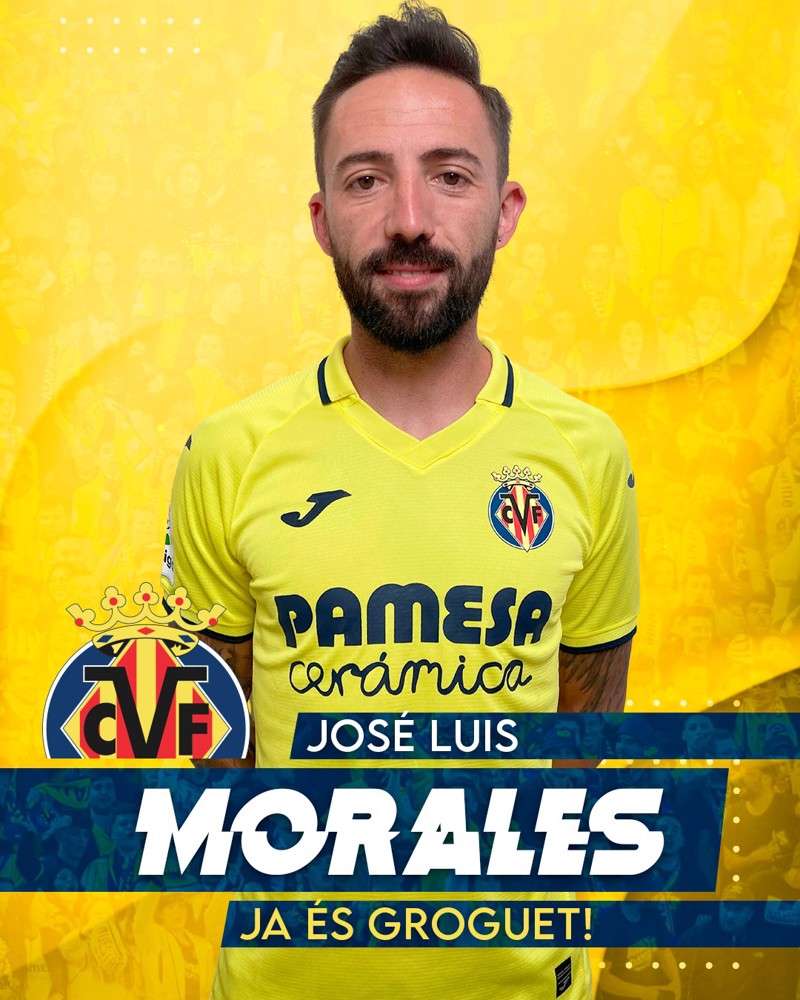 El delantero JosÃ© Luis Morales posa con su nueva camiseta en una imagen cedida por el Villarreal CF. EFE
e foto