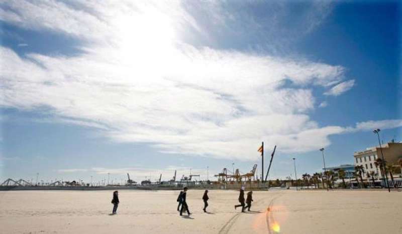 Varios jÃ³venes pasean por la playa de Las Arenas de Valencia. EFE/Manuel Bruque/Archivo
