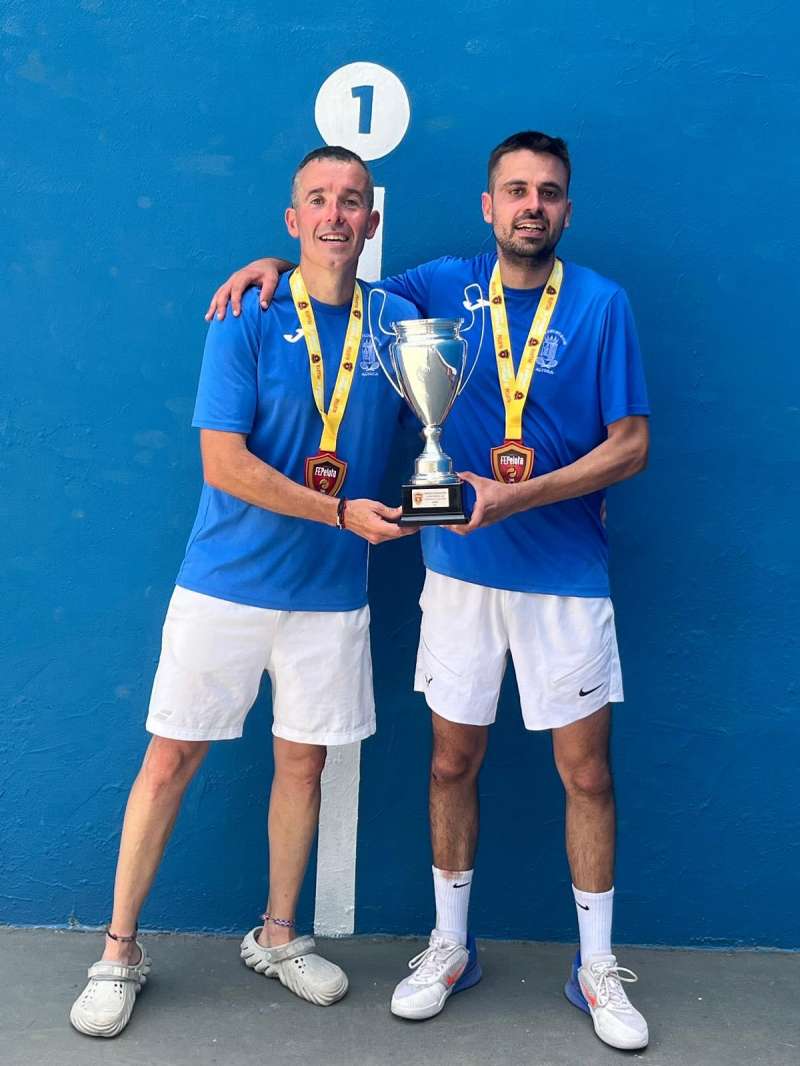 Emilio Ventura y Javier Marn con el trofeo. EPDA