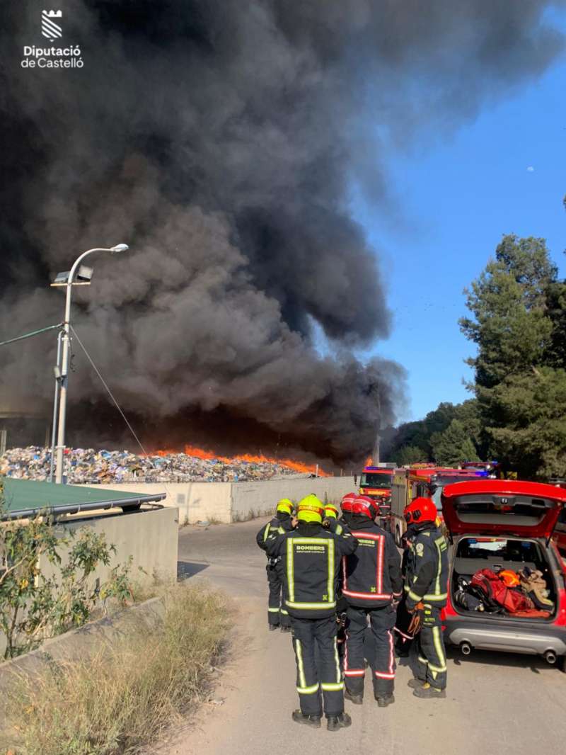 Imagen del incendio en la planta de reciclaje de Onda.  EPDA 