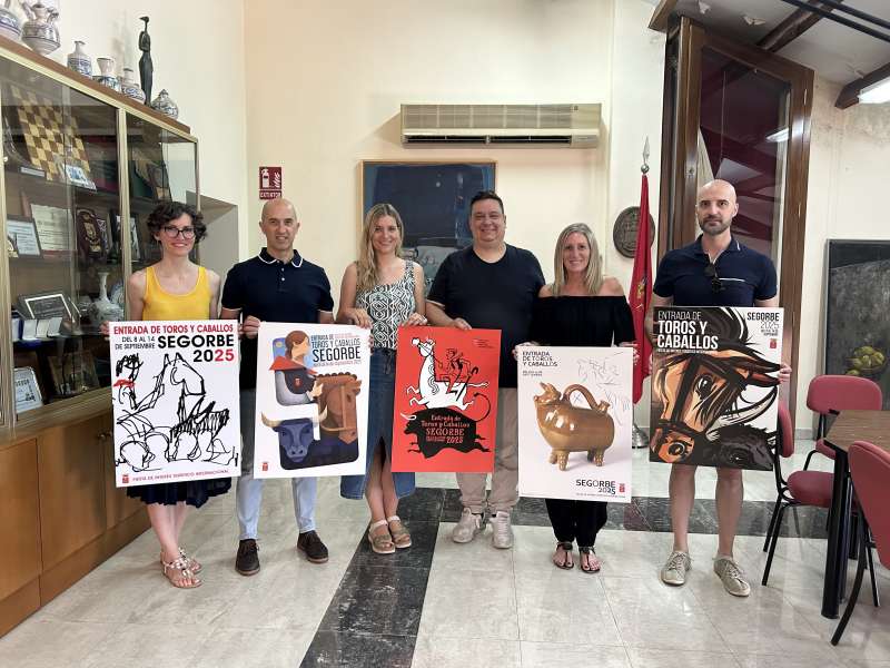 Los premiados posan con sus carteles. EPDA