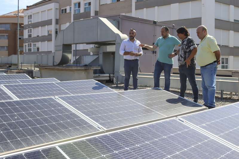 El alcalde visita el centro donde se han colocado las placas solares. / EPDA 