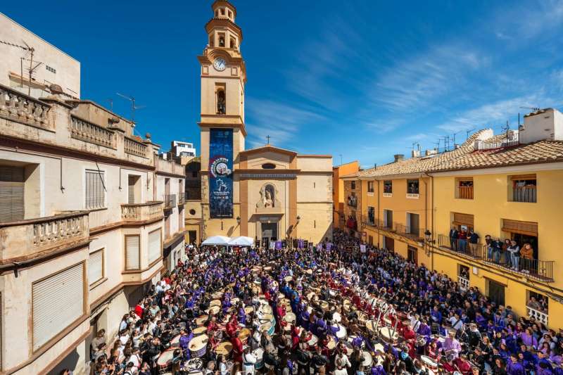 Momento de la Rompida de la hora celebrada este Viernes Santo en lAlcora, en una imagen compartida por el Ayuntamiento.  EPDA
