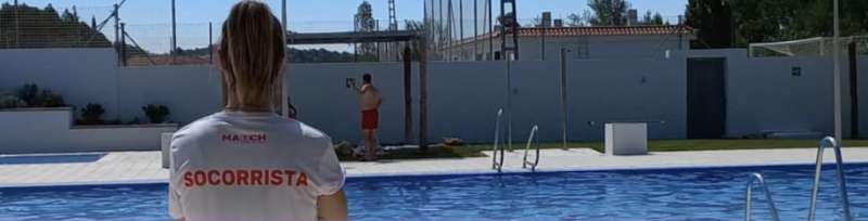 Socorrista vigila una piscina. Archivo