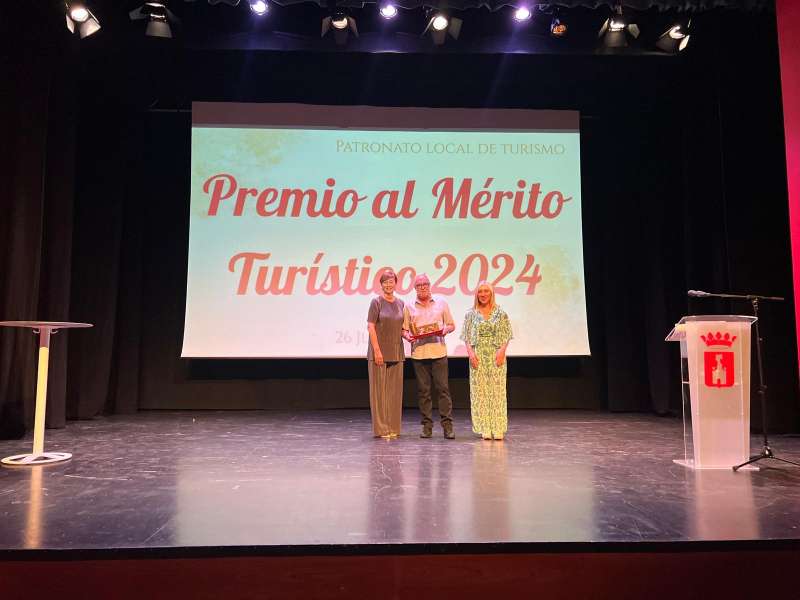 Vicente Palomar recibi el premio de manos de la alcaldesa. EPDA