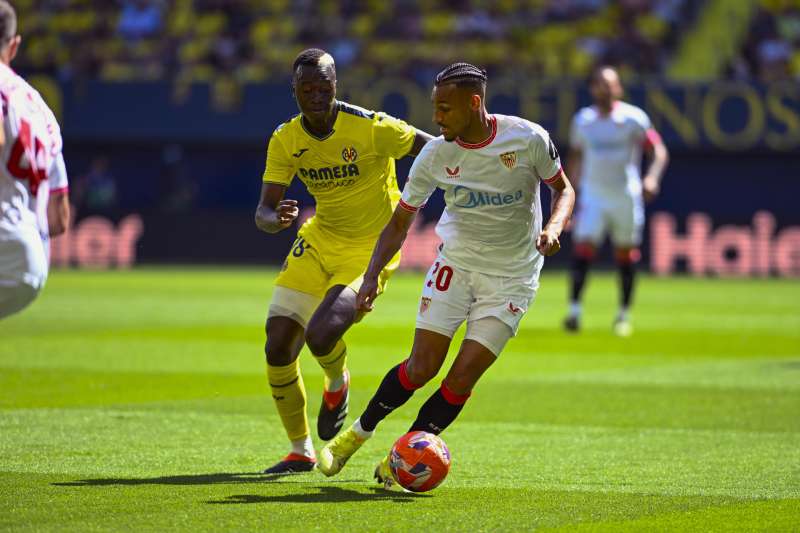 El centrocampista nacionalizado senegals del Villarreal Pape Gueye (i) pelea un baln ante el centrocampista suizo del Sevilla Djibril Sow este domingo, durante el partido de la jornada 38 de LaLiga EA Sports, que Villarreal y Sevilla en el Estadio de la Cermica. EFE Archivo