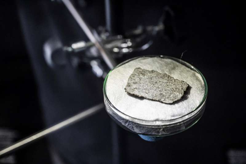 Imagen facilitada por la Generalitat del fragmento de meteorito de origen marciano expuesto en el Museu de les CiÃ¨ncies
