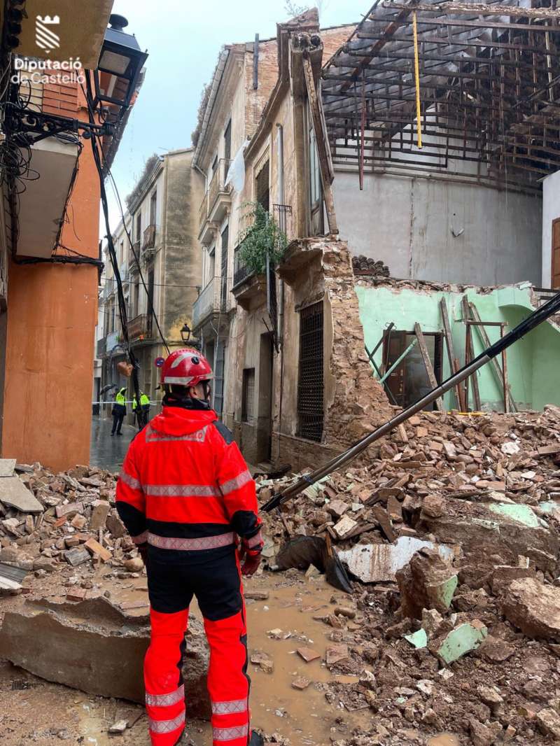 Actuacin de los bomberos en el derrumbe de una vivienda en Burriana.  EPDA 