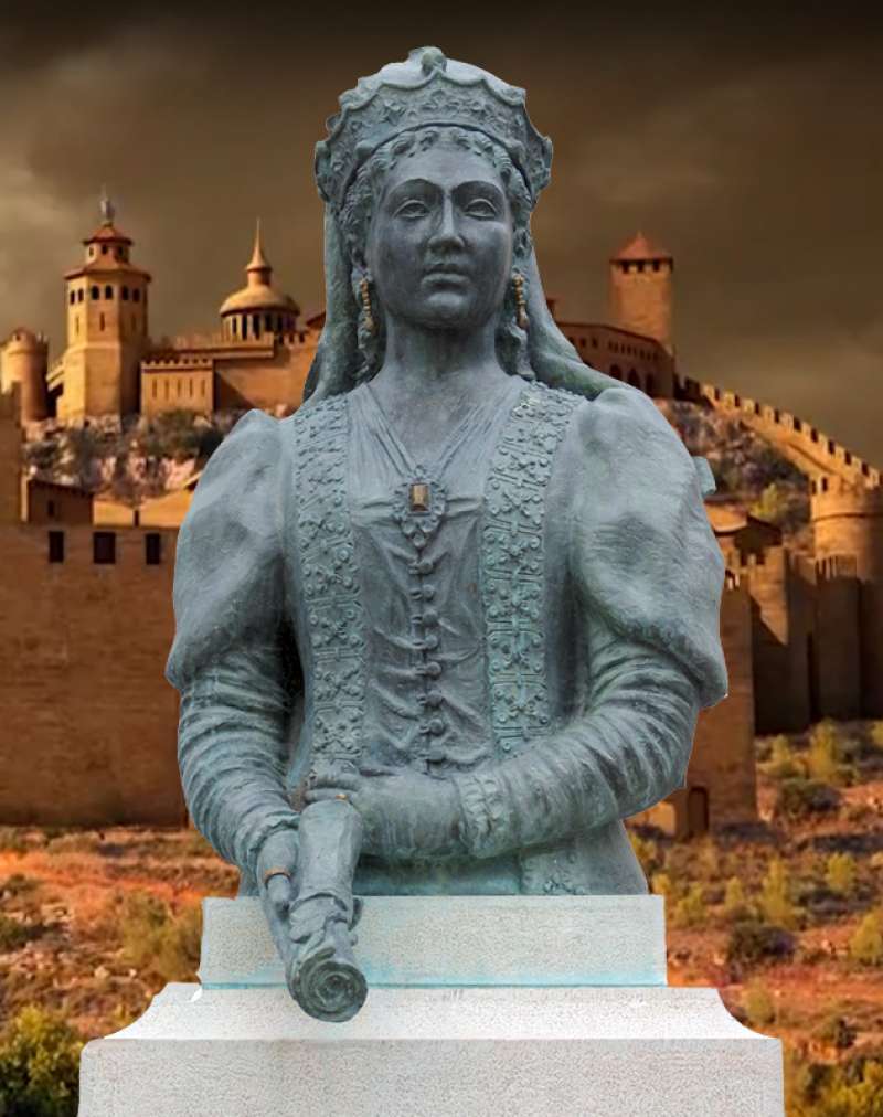 Escultura en bronce de María de Luna, reina de Aragón